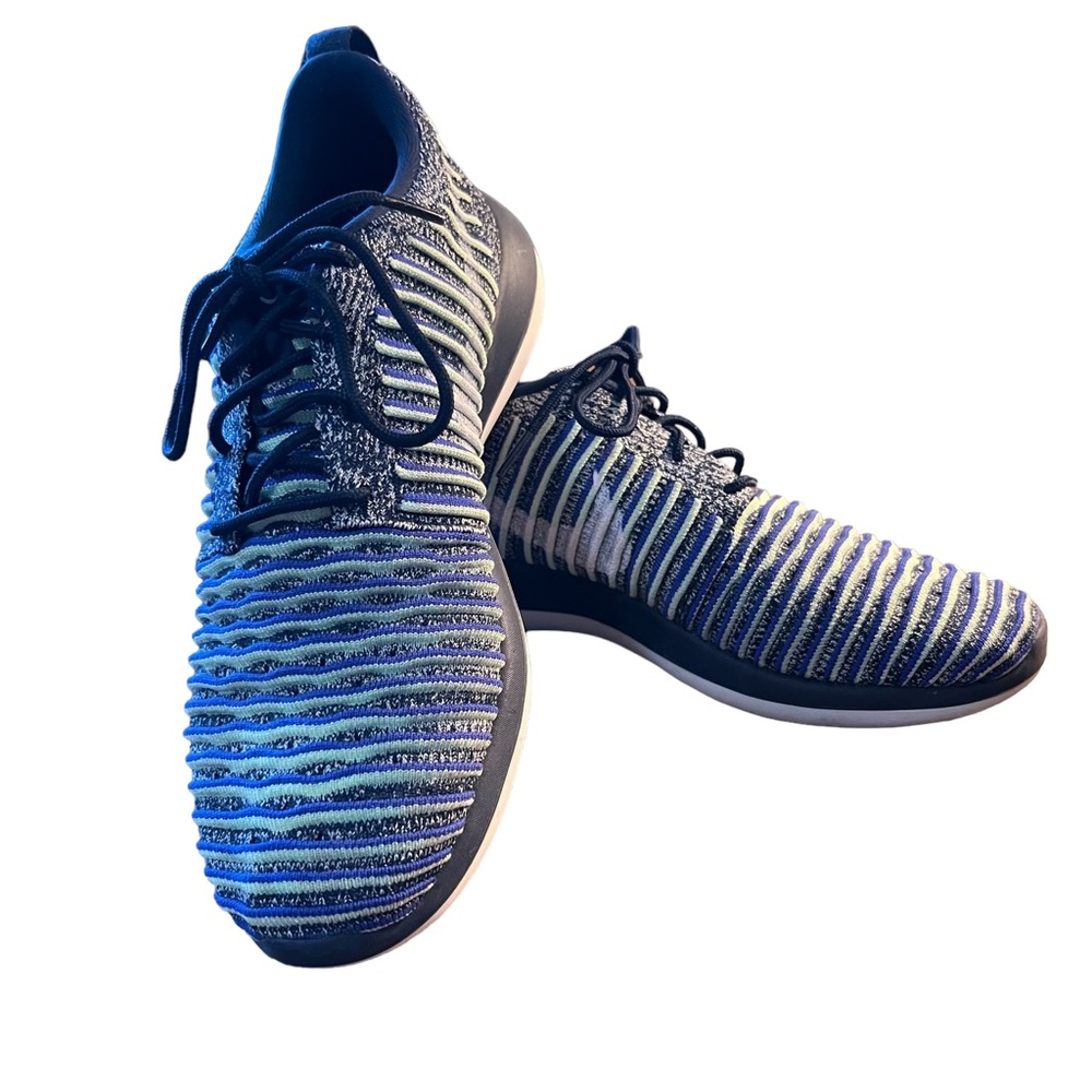 Nike lace up striped tennis shoe sneaker. Size 8